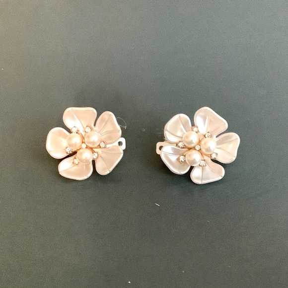 Set of 2 extra small pearl flower French barrettes - Picture 7 of 7